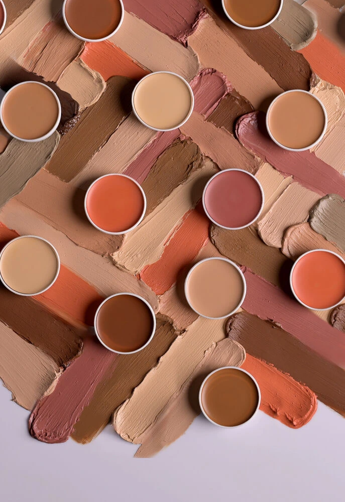 Godets Dermacolor sobre pinceladas de crema en tonos nude, rosados y marrones
