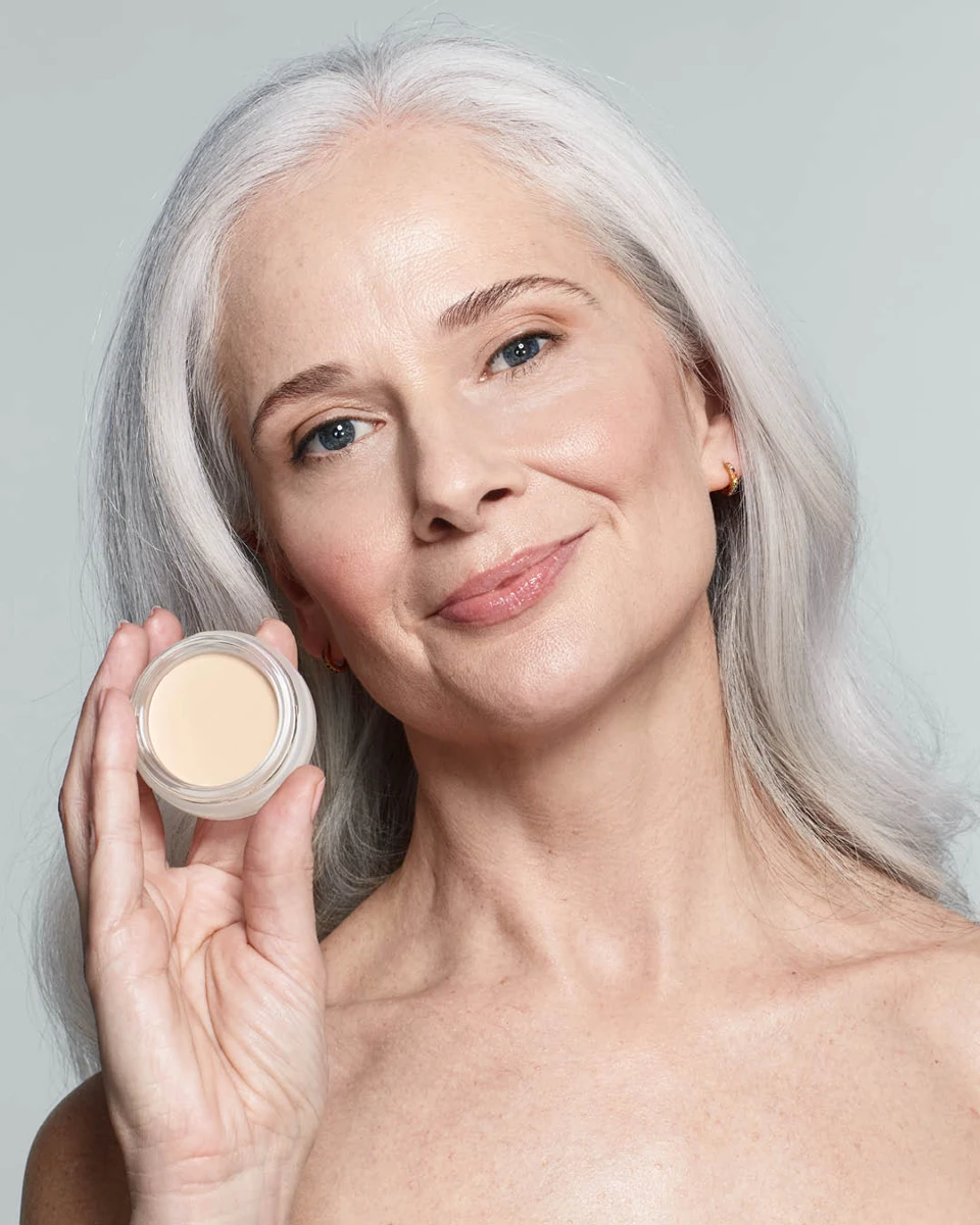 Digital Complexion Cream con modelo