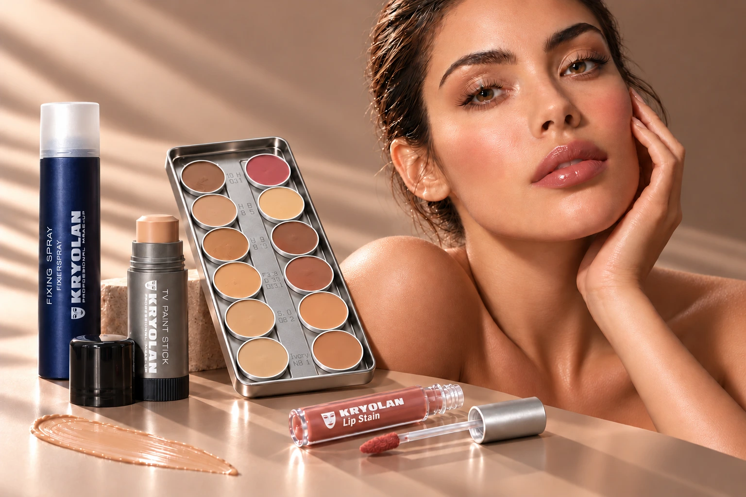 Favoritos Kryolan: Supracolor, Fixing Spray, TV Paint Stick y Lip Stain junto a una modelo con maquillaje luminoso