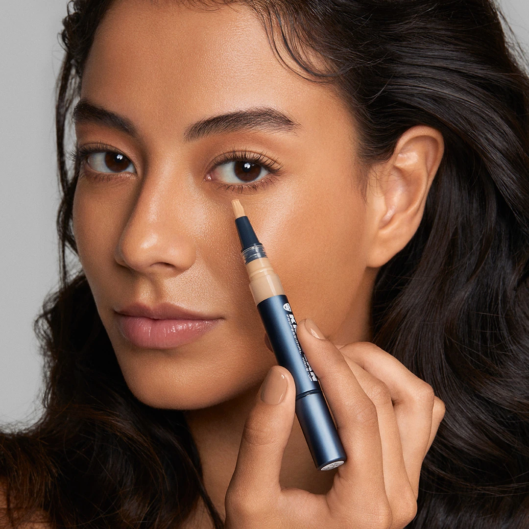 Digital Complexion Concealer con modelo